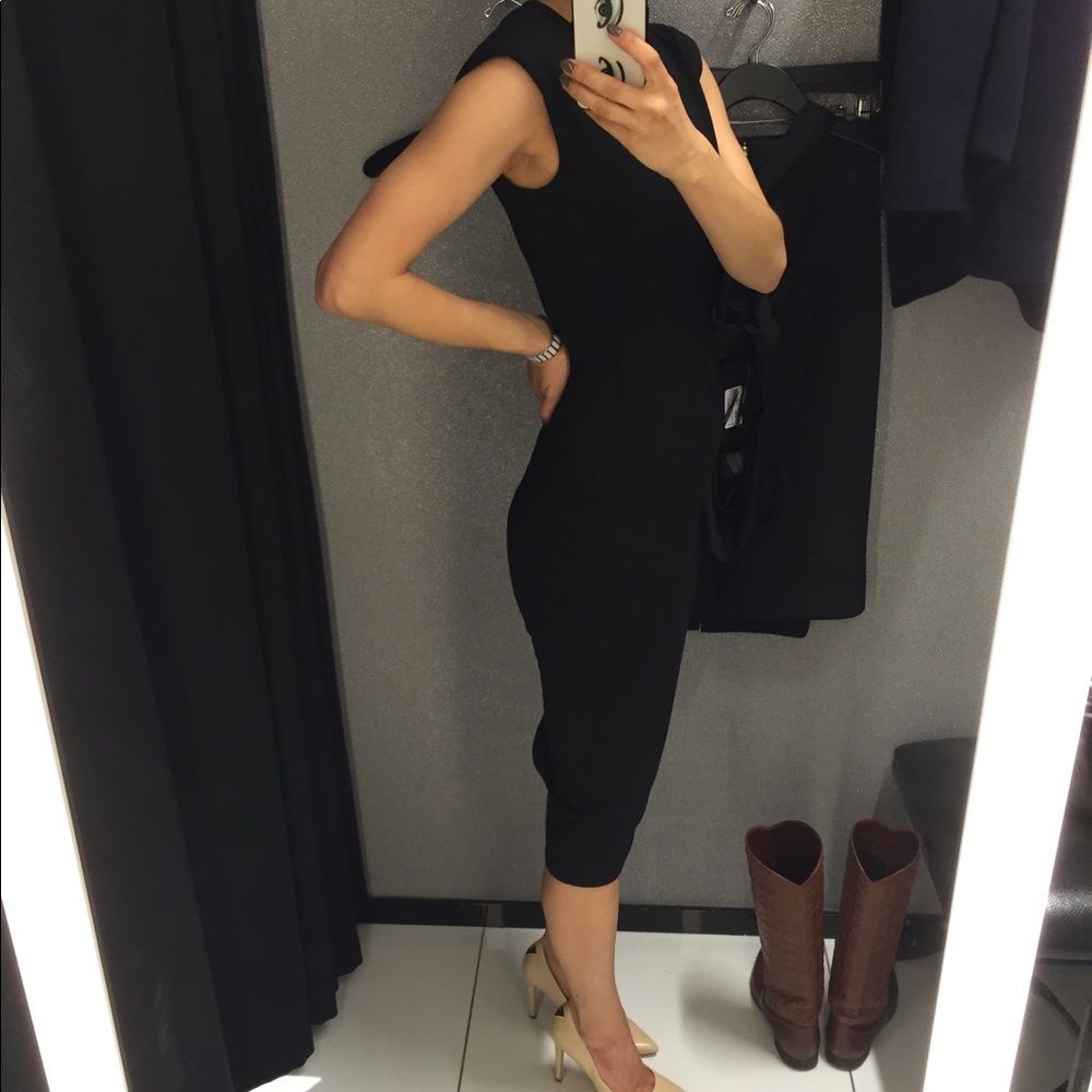 Classic fitted Marciano dress that would be a great addition to any wardrobe.